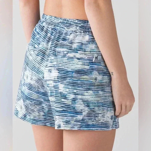Lululemon &go Keepsake Short
Blurry Belle Multi size 8 - Picture 5 of 10